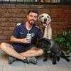 Nicolás : Cuidador de perros responsable y atento. Fan de los animales.