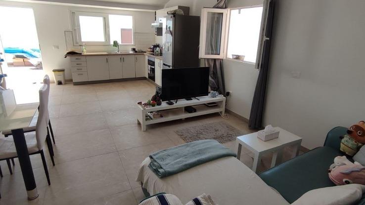 Interior de nuestra casa: amplio espacio en el salón-cocina, perspectiva desde la puerta del baño.