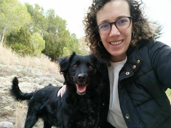 Tina y yo en uno de los paseos a la ermita del pueblo.