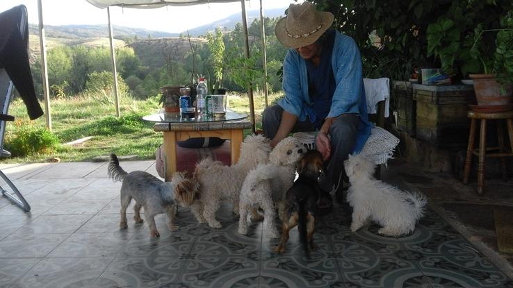 Mali, mi marido con nuestros perros y con Nana