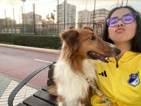 Nalita disfrutando su caminata por el paseo marítimo