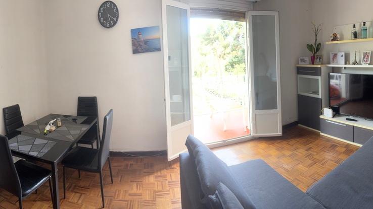 La sala de mi casa es grande y espaciosa