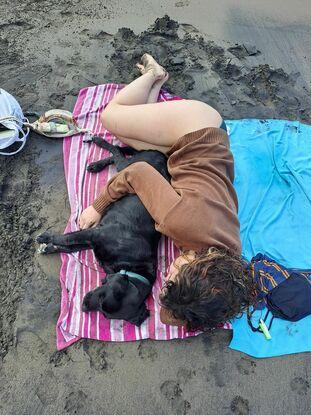 En la playa con mi perrita Yuni