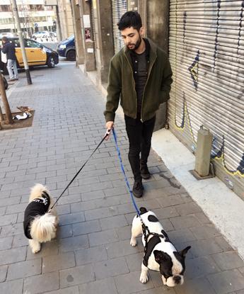 Ella y Fred de paseo por Gràcia. 