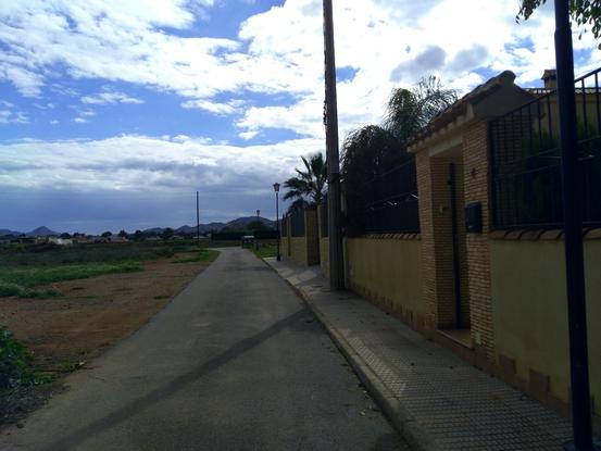 Enfrente tengo un campo muy amplio para que sus mascotas esten a gusto y disfruten su estadia 
