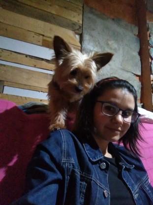 Con Pinky! (No sabemos si es más perro que loro)