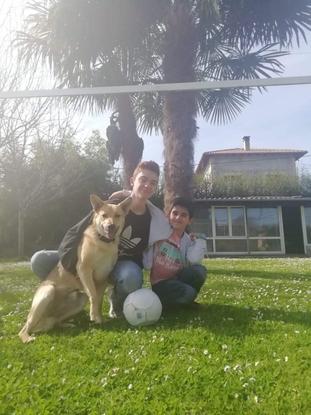 Jugando con Lucky y con mi primo