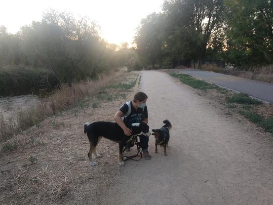 De paseo por el Manzanares con Eros y Chywa