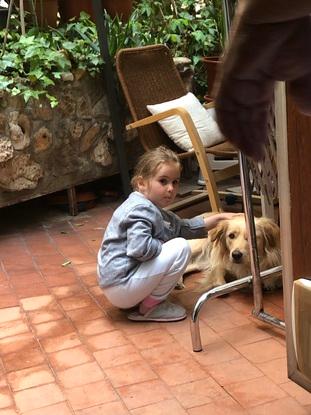 Mi prima jugando con Manuela