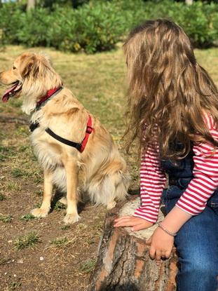 Manuela con mi prima en el parque