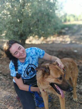 Paseando a Robin, perro de refugio