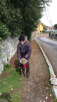 Cloe de paseo con su chubasquero