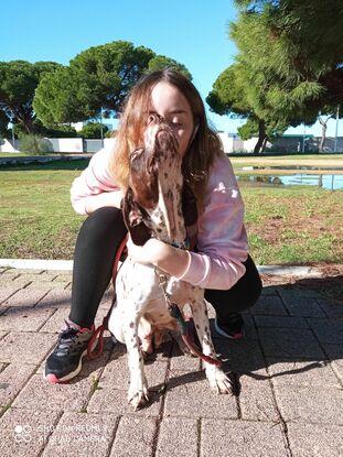 Paseo agradable de una mamá de la protectora, es importante la salud de las mamás para que sus cachorros estén fuertes y sanos