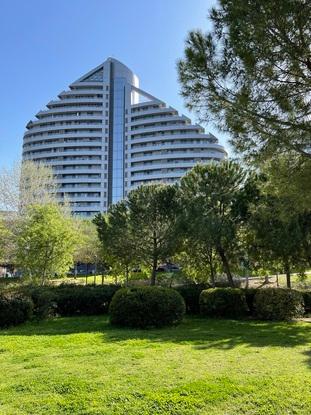 Espacio  de paseo frente al apartamento