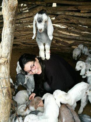 En la granja de mis abuelos, cuidando de las cabritas