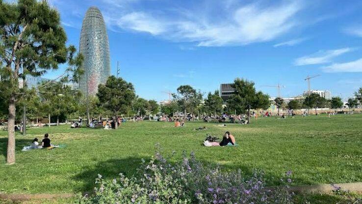 La clariana a dos calles de mi piso y el área verde más grande cerca de mi piso