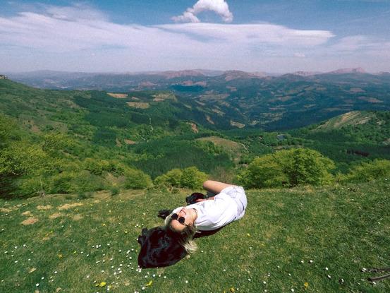 Disfrutando de las vistas en el monte.