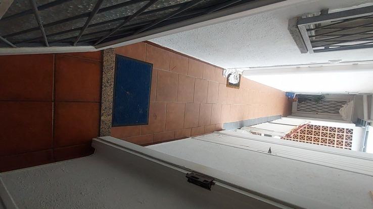 pasillo con reja en las escaleras