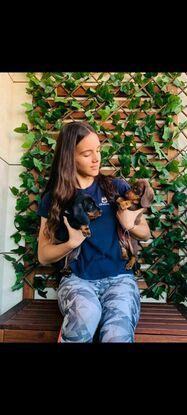 Emma con dos cachorros