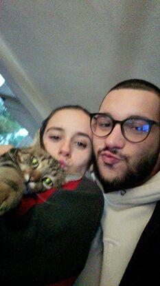 Yo y mi pareja llevando a su gato al veterinario