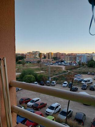 Vista de un descampado desde el balcon