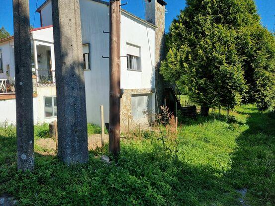 Un lateral de la casa. Hay un huerto que es nuestro y mucho campo.