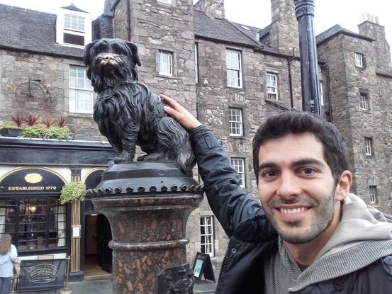 En Edimburgo, junto a la estatua de Greayfriars Bobby.