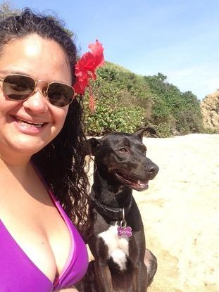 Mi hija perruna y yo en la playa, siempre la llevamos a nuestro lado. Viene desde Venezuela y nos ayuda a lograr el equilibrio de la manada