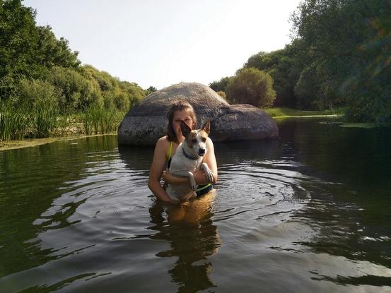 Con Bolo, uno de mis perros, dándonos un baño en las vacaciones de verano.