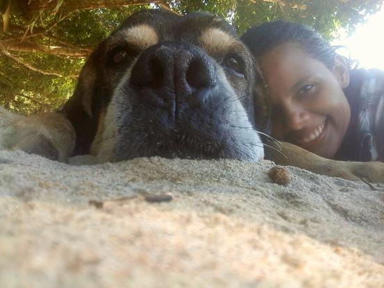 Después de un paseito por la playa, Yako quería descansar.