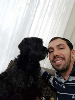Mi perrito George en mi casa en Brasil