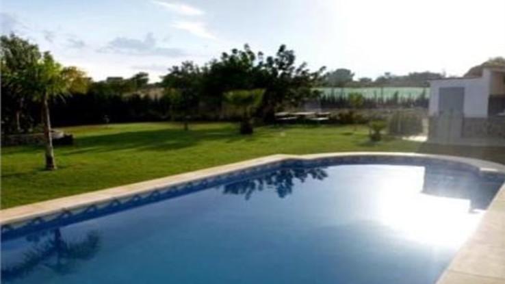 Parte de las instalaciones (piscina vallada para su seguridad y escaleras de obra para entrar y salir con facilidad)