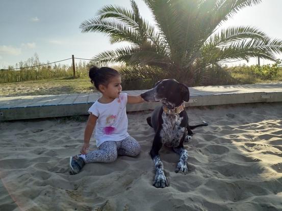 Sofía y Dino en la playa