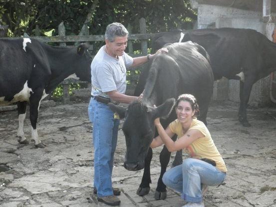 Con mi abuelo en su casa en el campo y las vacas que tanto ama.