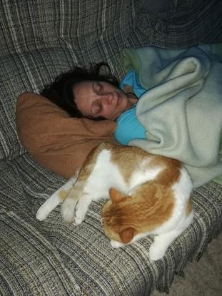 Rubí durmiendo con Lili en el sofa