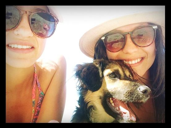 Con mi perra Simona en la playa :)