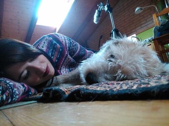 Con Pili, una perrita que cuidé en casa de un músico muy simpático.