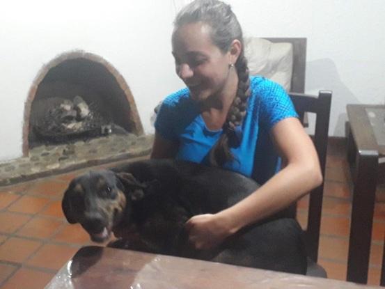Ella es Canela, con su gran tamaño pero complejo de perro pequeño , También era mi mascota en Argentina.