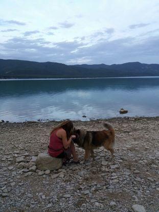 Con mi amado perrito en frente del pantano del Mediano en Aínsa (Pirineo Aragonés)
